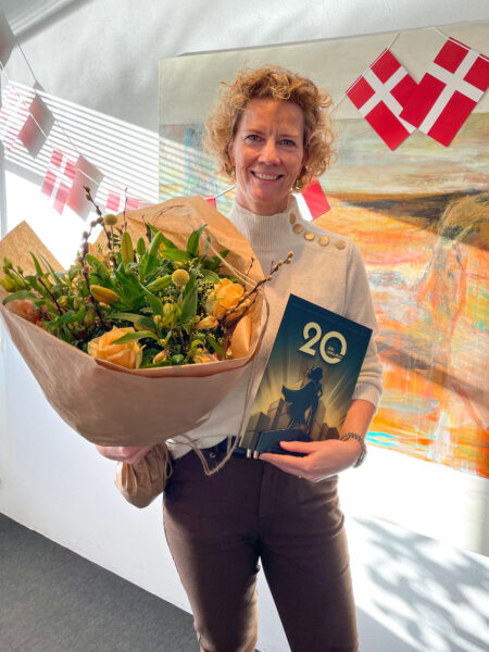 Camilla Zerlang med blomster og kort i anledning af hendes 20 års jubilæum