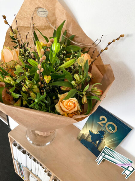 Blomster og kort i anledning af Camilla Zerlangs 20 års jubilæum